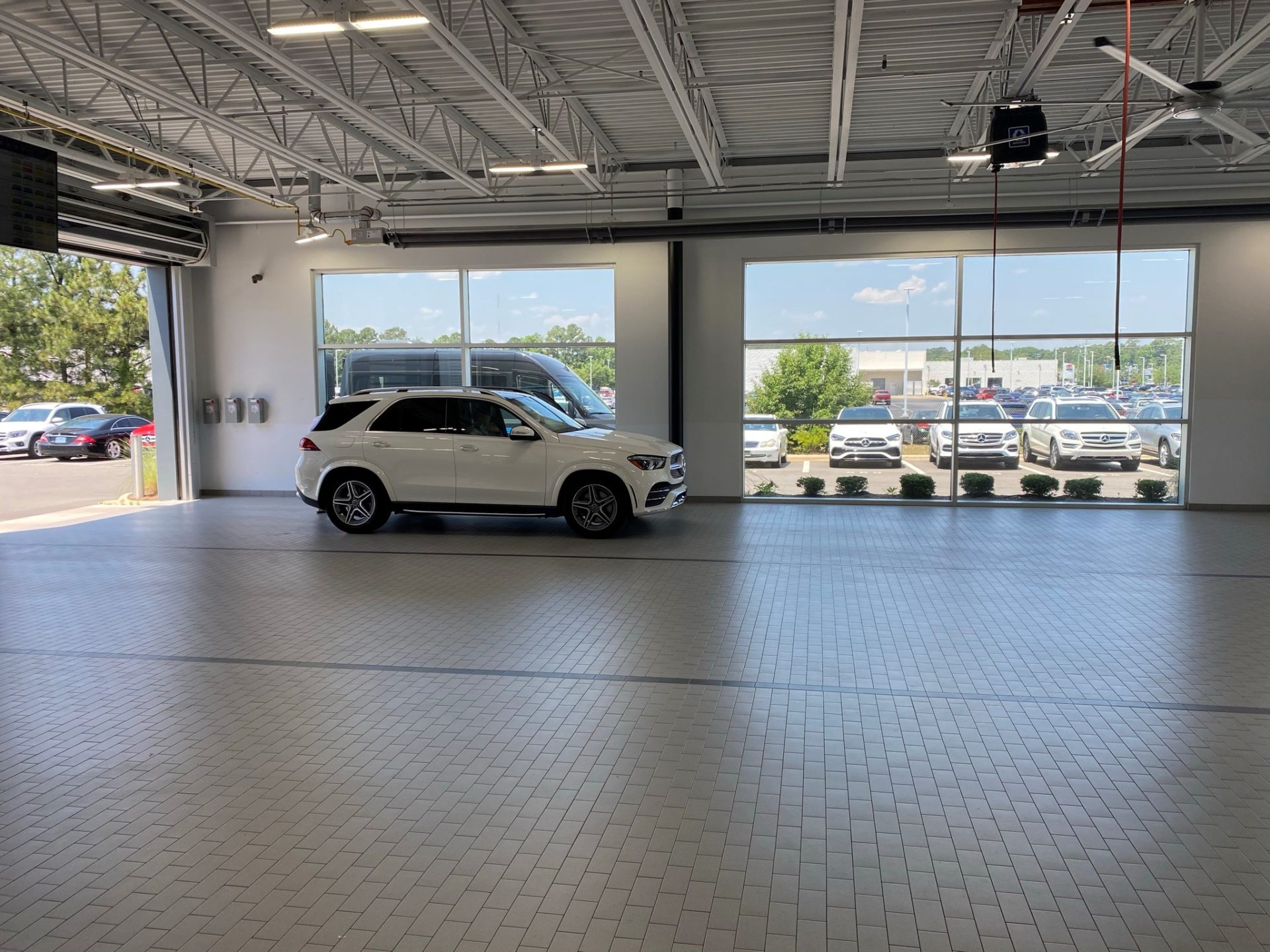 White 4Runner in a service line